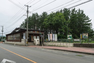 Fukaura Kasabası, Aomori Bölgesi, Japonya - 7 Ağustos 2024 Juniko İstasyonu 'nun dış görünüşü, manzaralı JR Gono Hattı' nda bir durak ve Juniko Gölleri 'ne geçiş..