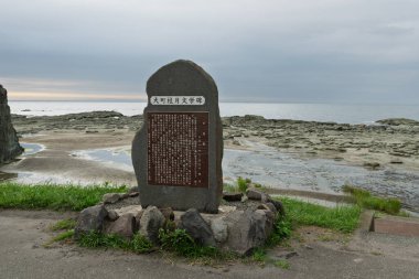 Fukaura Kasabası, Aomori Bölgesi, Japonya - 7 Ağustos 2024: Senjojiki Sahili 'ndeki Omachi Keigetsu Edebiyat Anıtı.