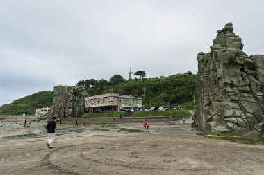 Fukaura Kasabası, Aomori Bölgesi, Japonya - 7 Ağustos 2024: Senjojiki Sahili, engin kaya oluşumlarıyla ünlü bir günbatımı noktası.