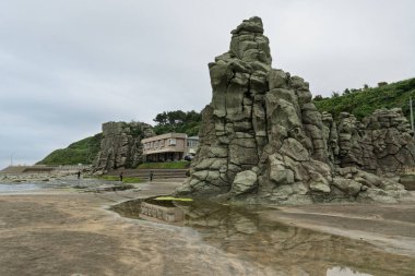 Senjojiki Sahili, engin kaya oluşumlarıyla ünlü bir günbatımı noktası. Fukaura Kasabası, Aomori Bölgesi, Japonya.