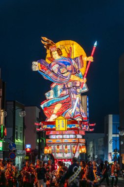 Goshogawara, Aomori, Japonya - 7 Ağustos 2024: Goshogawara Tachineputa Festivali gecesi geçit töreni sırasında kalabalık caddelerde büyük bir takineputa geçit töreni.