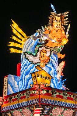 Goshogawara, Aomori, Japonya - 7 Ağustos 2024: Goshogawara Tachineputa Festivali gecesi geçit töreni sırasında kalabalık caddelerde büyük bir takineputa geçit töreni.