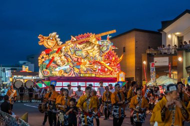 Goshogawara, Aomori, Japonya - 7 Ağustos 2024: Goshogawara Tachineputa Festivali sırasında katılımcılar büyük bir nebuta şamandırası çektiler..