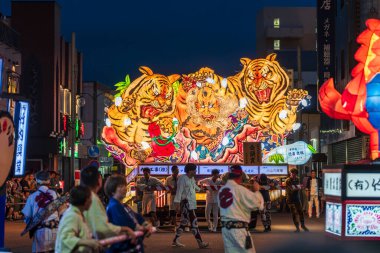 Goshogawara, Aomori, Japonya - 7 Ağustos 2024: Goshogawara Tachineputa Festivali sırasında katılımcılar büyük bir nebuta şamandırası çektiler..