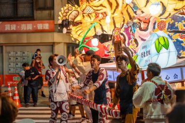 Goshogawara, Aomori, Japonya - 7 Ağustos 2024: Goshogawara Tachineputa Festivali sırasında katılımcılar büyük bir nebuta şamandırası çektiler..