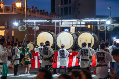 Goshogawara, Aomori, Japonya - 7 Ağustos 2024: Geleneksel kıyafet giymiş Hayashi müzisyenleri, Goshogawara Takineputa Festivali gece geçit töreni için güçlü bir ritim yaratarak Taiko davul çalıyorlar.