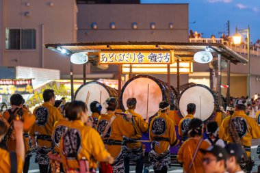 Goshogawara, Aomori, Japonya - 7 Ağustos 2024: Geleneksel kıyafet giymiş Hayashi müzisyenleri, Goshogawara Takineputa Festivali gece geçit töreni için güçlü bir ritim yaratarak Taiko davul çalıyorlar.