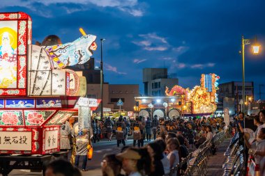 Goshogawara, Aomori, Japonya - 7 Ağustos 2024: Geleneksel kıyafet giymiş Hayashi müzisyenleri, Goshogawara Takineputa Festivali gece geçit töreni için güçlü bir ritim yaratarak Taiko davul çalıyorlar.