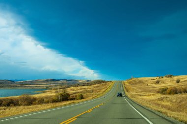 Kır yolu, sonbahar mevsiminde kırsal alan. Alberta İl Otoyolu No. 22, Kovboy Patikası olarak da bilinir. Alberta, Kanada
