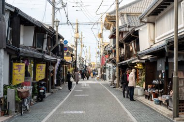 Nagahama, Shiga, Japonya - 15 Aralık 2024 Kurokabe Meydanı tarihi sokak manzarası, geleneksel Japon tüccar binaları olan büyüleyici eski bir kasaba..