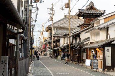 Nagahama, Shiga, Japonya - 15 Aralık 2024 Kurokabe Meydanı tarihi sokak manzarası, geleneksel Japon tüccar binaları olan büyüleyici eski bir kasaba..