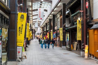 Nagahama, Shiga, Japonya - 15 Aralık 2024: Geleneksel Kurokabe Meydanı alışveriş salonunda asılı 