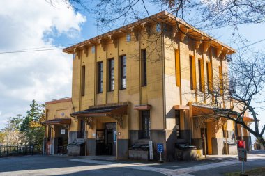 Hiei Dağı 'nda tescilli bir Somut Kültürel Mülkiyet olan Cable Enryakuji İstasyonu' nun tarihi batı tarzı cephesi. Otsu, Shiga, Japonya.