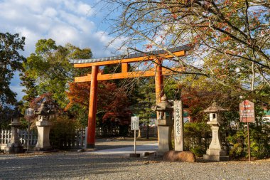 Yoshida Tapınağı içindeki önemli bir kültürel mülk olan Saijo-sho Daigengu 'nun eşsiz sekizgen ana salonu ağaçlarla çevrilidir. Sakyo-ku, Kyoto, Japonya.