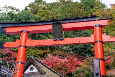Atago Tapınağı 'nın ikonik Ichi no Torii kapısı, Hiranoya çay evi ve Sagano, Kyoto, Japonya' da canlı sonbahar yeşilliği. Japonca çeviri: Atago Dağı.