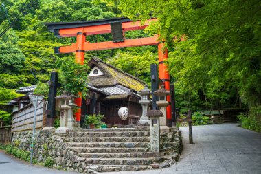 Meşhur Atago Tapınağı 'ndan Ichi no Torii, Sagano' da Hiranoya çay evi ve bereketli yaz yeşilliği ile görüldü. Kyoto, Japonya.