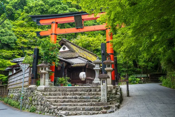 Meşhur Atago Tapınağı 'ndan Ichi no Torii, Sagano' da Hiranoya çay evi ve bereketli yaz yeşilliği ile görüldü. Kyoto, Japonya.