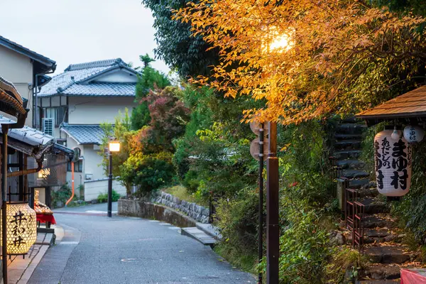 Kyoto, Japonya - 22 Kasım 2024: Geleneksel machiya evleri ve sonbahar yeşillikleriyle Atago Kaido yolunda korunmuş bir bölge olan Saga-Toriimoto 'nun tarihi caddesi.