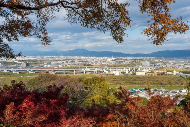 Yawata Şehri 'nin sonbaharda Otokoyama bakış açısından panoramik manzarası ve çevre manzarası. Yawata, Kyoto, Japonya