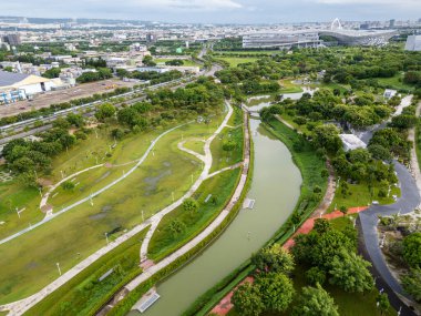 Eski bir havaalanındaki sürdürülebilir bir şehir ormanı olan Taichung Central Park 'ın uçsuz bucaksız yeşil manzarası. Taichung, Tayvan.