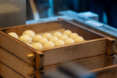 Onsen Manju, geleneksel buğulanmış çörekler, Arima Onsen 'de ahşap bir buharlı tencerede yemek pişirmek. Hyogo, Japonya.
