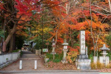 Omihachiman, Shiga, Japonya - 16 Aralık 2024 Omi tüccarları tarafından saygı duyulan ve büyük festivallere ev sahipliği yapan tarihi Himure Hachimangu tapınağı.