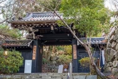 Omihachiman, Shiga, Japonya - 16 Aralık 2024: Zuiryuji Tapınağı, imparatorluk prensesleri için yüksek statülü bir Nichiren manastırı (Amamonzeki) ve Toyotomi Hidetsugu anıtı.