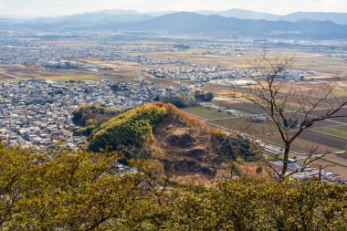 Omihachiman şehir manzarası ve Hachiman-yama Kalesi 'nin sonbahar manzarasının çarpıcı panoramik manzarası. Omihachiman, Shiga, Japonya.