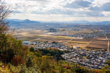 Omihachiman şehir manzarası ve Hachiman-yama Kalesi 'nin sonbahar manzarasının çarpıcı panoramik manzarası. Omihachiman, Shiga, Japonya.