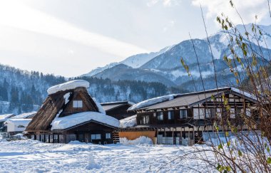 Shirakawa-go 'nun UNESCO köyünde, yoğun bir kar örtüsüyle kaplanmış tarihi gthe-zukuri çiftlik evlerinin yer aldığı pitoresk bir kış manzarası. Gifu, Japonya