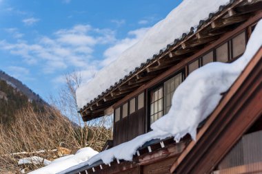 Suganuma Dünya Mirası Köyü 'ndeki geleneksel bir gthe-zukuri evinin yakın plan çekimi. Sazlı çatı ve karın detaylarını gösteriyor. Nanto, Toyama, Japonya.