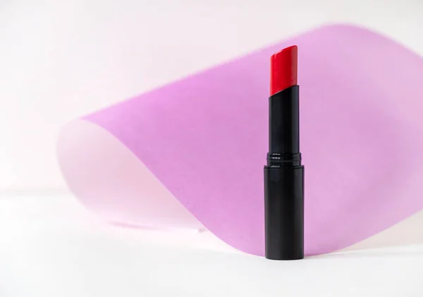Hermoso Lápiz Labial Rojo Sobre Fondo Blanco Rosa Producto Maquillaje —  Fotos de Stock