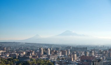 Arka planda Ararat dağı olan Erivan şehrinin ufuk çizgisi.