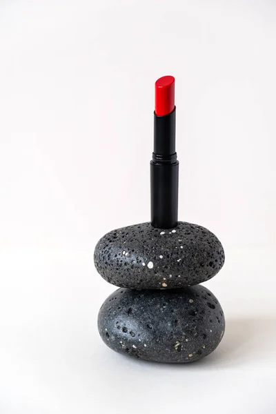 Hermoso Lápiz Labial Rojo Está Equilibrando Sobre Guijarros Negros Sobre —  Fotos de Stock