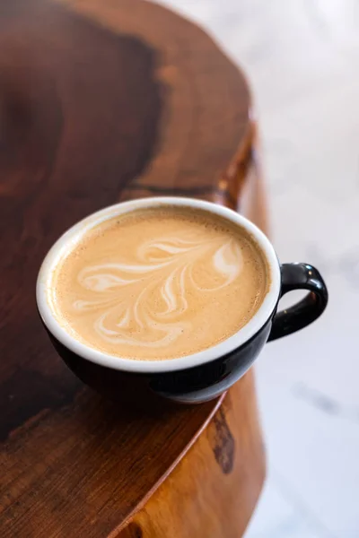 Xícara Cappuccino Recém Servida Com Arte Latte Uma Mesa Madeira — Fotografia de Stock