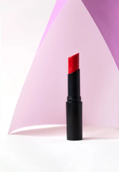 Hermoso Lápiz Labial Rojo Sobre Fondo Blanco Rosa Producto Maquillaje —  Fotos de Stock