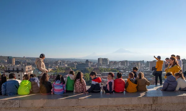 Bir grup çocuk Erivan Şelalesi 'ni ziyaret edip şehir manzarasına bakıyorlar. Ermenistan, Erivan, 25 Ekim 2022.