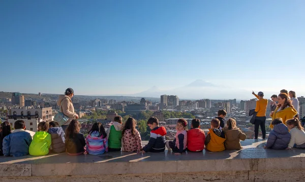 Sekelompok Anak Anak Mengunjungi Yerevan Cascade Dan Melihat Pemandangan Kota Stok Gambar Bebas Royalti