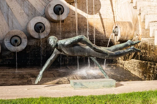 Escultura Aço Inoxidável Nadador Cima Cascatas Erevan Erevan Armênia 2022 — Fotografia de Stock