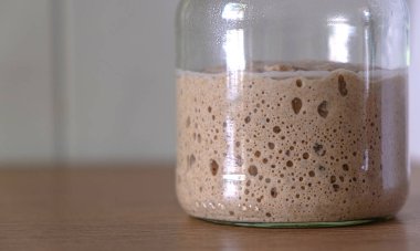Ev yapımı ekşi ekmeğin mayalanma süreci. Ekmek için kepekli ekmek..