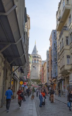 İstanbul, Türkiye, 2 Kasım 2022. İstanbul 'daki Galata Kulesi. Kalabalık dar sokaktan bak.