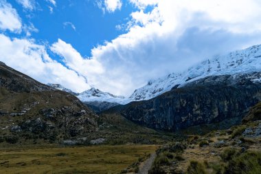  Peru 'nun yüksek And Dağları' nın Cordeleira Blanca bölgesindeki uzak kar manzaraları.