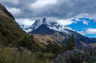  Peru 'nun yüksek And Dağları' nın Cordeleira Blanca bölgesindeki uzak kar manzaraları.