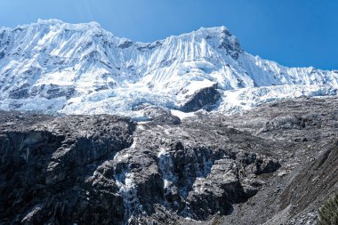  Peru 'nun yüksek And Dağları' nın Cordeleira Blanca bölgesinde karla kaplı dağların manzarası.