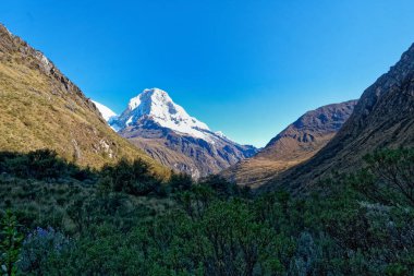 Peru 'nun yüksek And Dağları' nın Cordeleira Blanca bölgesinde dağları kaplayan vahşi kar yağışıydı..