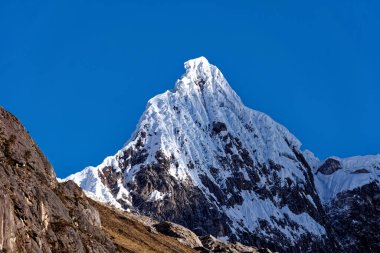 Peru 'nun yüksek And Dağları' nın Cordeleira Blanca bölgesinde dağları kaplayan vahşi kar yağışıydı..