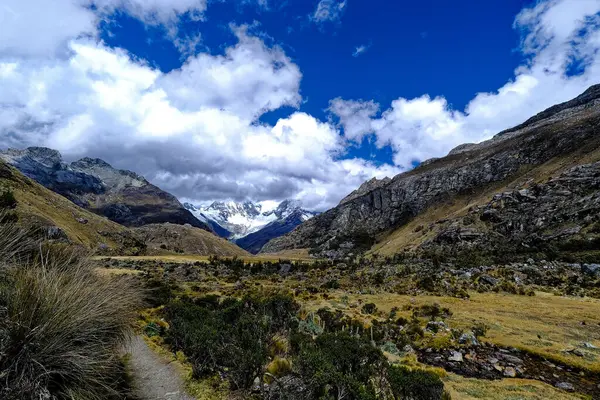  Peru 'nun yüksek And Dağları' nın Cordeleira Blanca bölgesindeki uzak kar manzaraları.