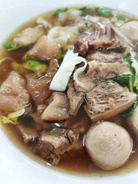 Tayland usulü eriştesiz et çorbası. Biftek, köfte, güveç tendonu.