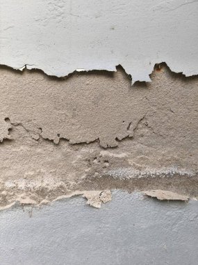 Beton duvarlar soyuluyor. Çatlaklar ve çatlaklar. Kirli, harap olmuş çürümüş