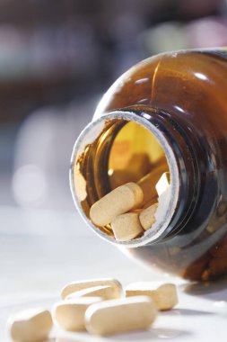 Haplar şişeden dökülüyor.. 